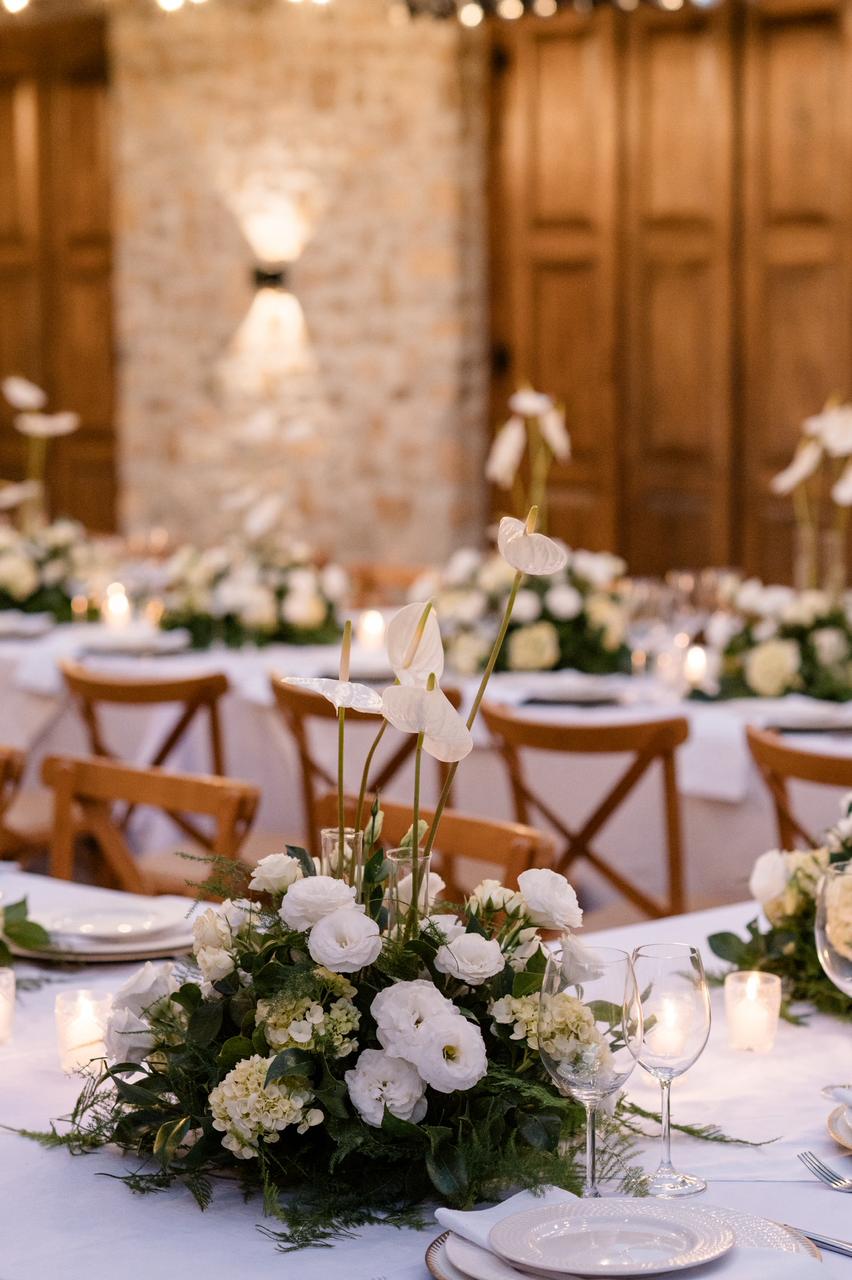 Salão de recepção decorado com arranjos florais nas mesas
